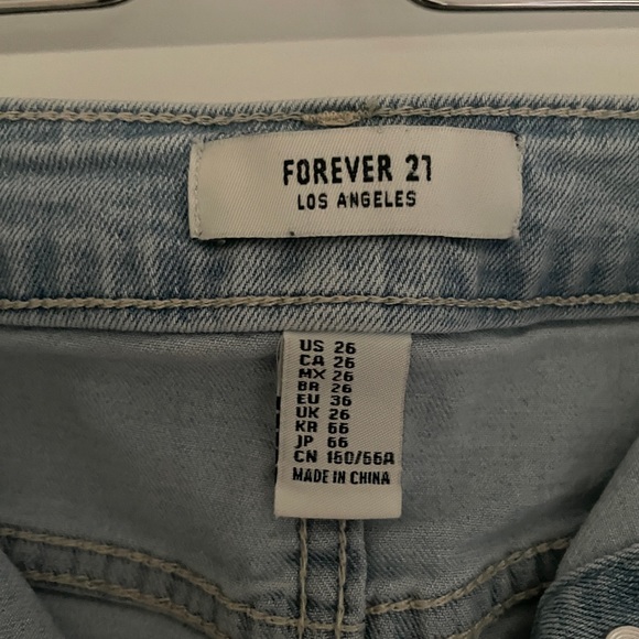 Button-down light denim skirt, above knee cut with back pockets - Picture 2 of 3